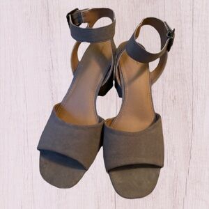 UNIVERSAL Thread Heel Size 10 Sandal Taupe Brown Strappy Ankle Cutout